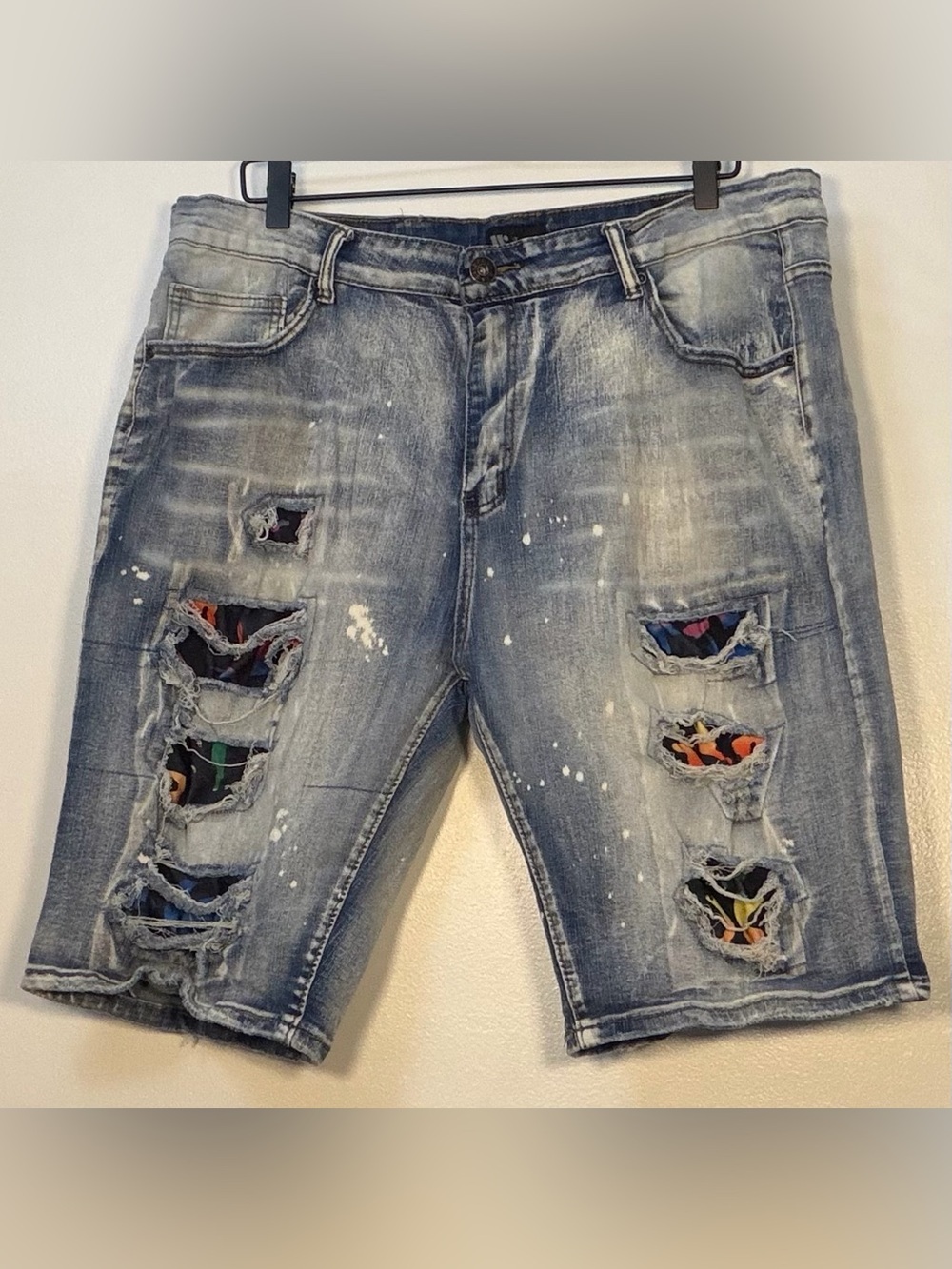 Slim Men’s Light Blue Distressed Denim Shorts with Multicolor Patch Details
